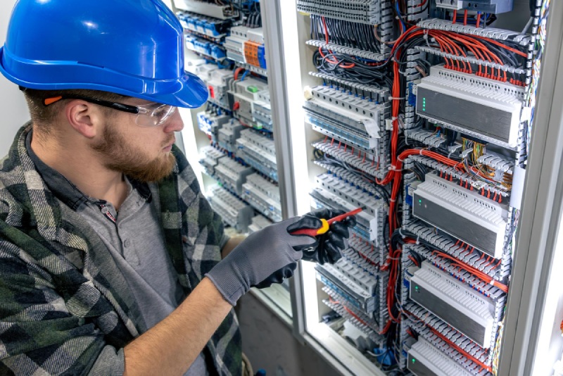 7 Warning Signs Your Electrical Panel Needs Replacement